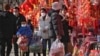 北京市民在選購中國春節的年貨。（2023年1月7日）