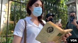 Como forma de protesta pacífica, Carolina Barrero lee una poesía de Martí en el Ministerio de Cultura de Cuba. Cortesía: Reynier Leyva Novo