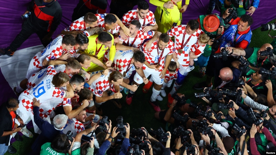 Los miembros del equipo de Croacia son fotografiados por los medios mientras celebran con sus medallas después de terminar en tercer lugar en la Copa del Mundo de Fútbol, 2022, en Doha, Qatar, el 17 de diciembre de 2022.