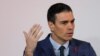 El presidente del gobierno español, Pedro Sánchez, hace un gesto mientras pronuncia su discurso durante la presentación de la planta de hidrógeno verde en Cepsa Energy Park en San Roque, cerca de Algeciras, sur de España, el 1 de diciembre de 2022.