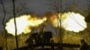烏克蘭軍人在扎波羅熱州前沿陣地向俄軍發射2A65 Msta-B榴彈砲。（2023年1月5日）