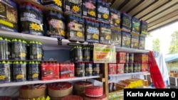 El más famoso de los cohetes es la "metralleta", de venta en coheterías de Centroamérica.