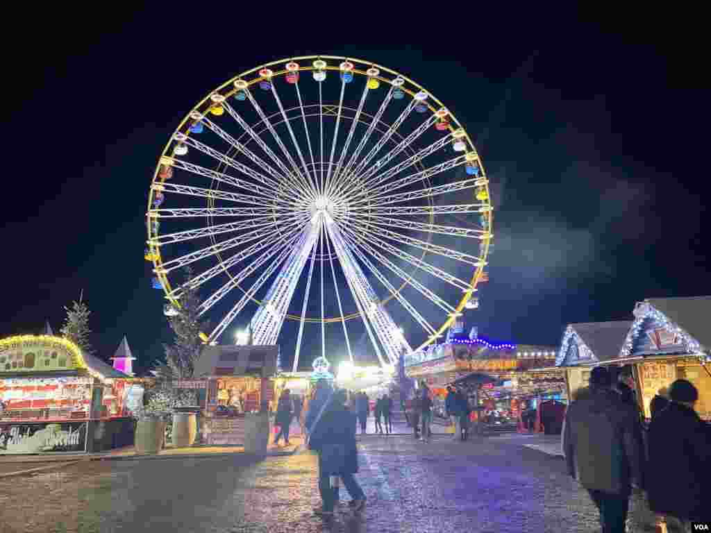 La noria es una de las atracciones principales del mercadillo navideño de Le Barcarès, ubicado al sur de Francia. 