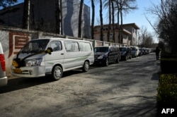 北京一家火葬場外排隊等候進入的靈車。（2022年12月22日）