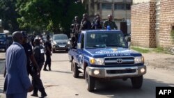 Ba policiers bazali kokengela "Pasteur Ntumi" na bokomi bwa ye na Brazzaville, 28 décembre 2009.