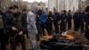 來自法國國家憲兵隊刑事研究所的憲兵在基輔近郊布查觀察掘屍工作，這些平民在俄羅斯侵烏戰爭期間被打死。(2022年4月12日)