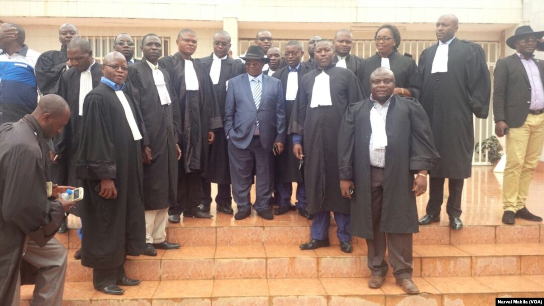 
Ba avocats bayike liboso ya Palais du Peuple ya Lubumbashi, le 5 janvier 2017. (VOA/ Narval Mabila)