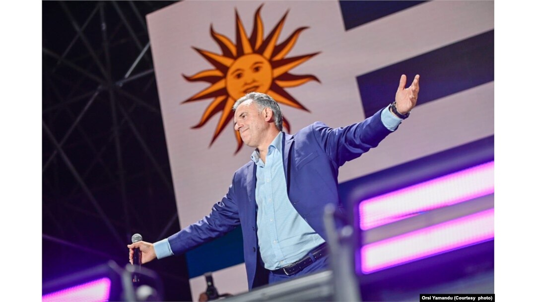 El candidato presidencial del Frente Amplio, Yamandú Orsi, habla tras conocerse el resultado de las elecciones generales del domingo, 27 de octubre de 2024, en Montevideo, Uruguay.