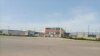 A huge shopping complex in Abuja's Jabi district is empty the morning after it was locked and workers were asked to stay away for fear of a possible terrorist attack, Oct. 28, 2022. (Timothy Obiezu/VOA)