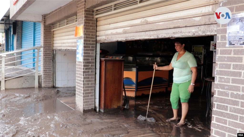 María Elena Rodríguez, de 55 años, sacaba el martes 18 de 0ctubre de 2022 lodo de una panadería donde trabaja en El Castaño.