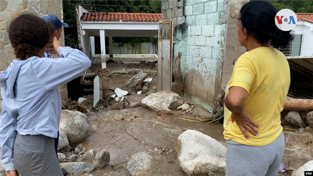 Los damnificados tratan de levantar lo que quedaba de sus hogares, con techos y puertas caídas.