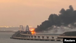 2022年10月8日，在俄羅斯吞併的克里米亞附近，刻赤海峽的刻赤橋在凌晨時起火。
