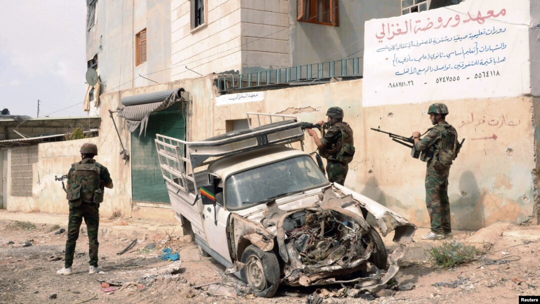 Forces loyal to Syria's President Bashar al-Assad patrol at Tal-al-Zrazir neighborhood in Aleppo city, September 29, 2012. 