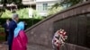 2015年5月4日美国国务卿约翰·克里（左）与1998年爆炸幸存者在肯尼亚纪念公园