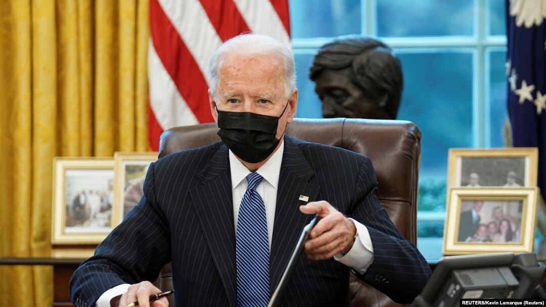 USA, Washington, U.S. President Joe Biden signs an exectutive order repealing foremer President Trump’s ban