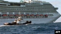 Más de 4,000 pasajeros se encuentran a bordo del crucero desde el domingo están a la espera de ser rescatados.