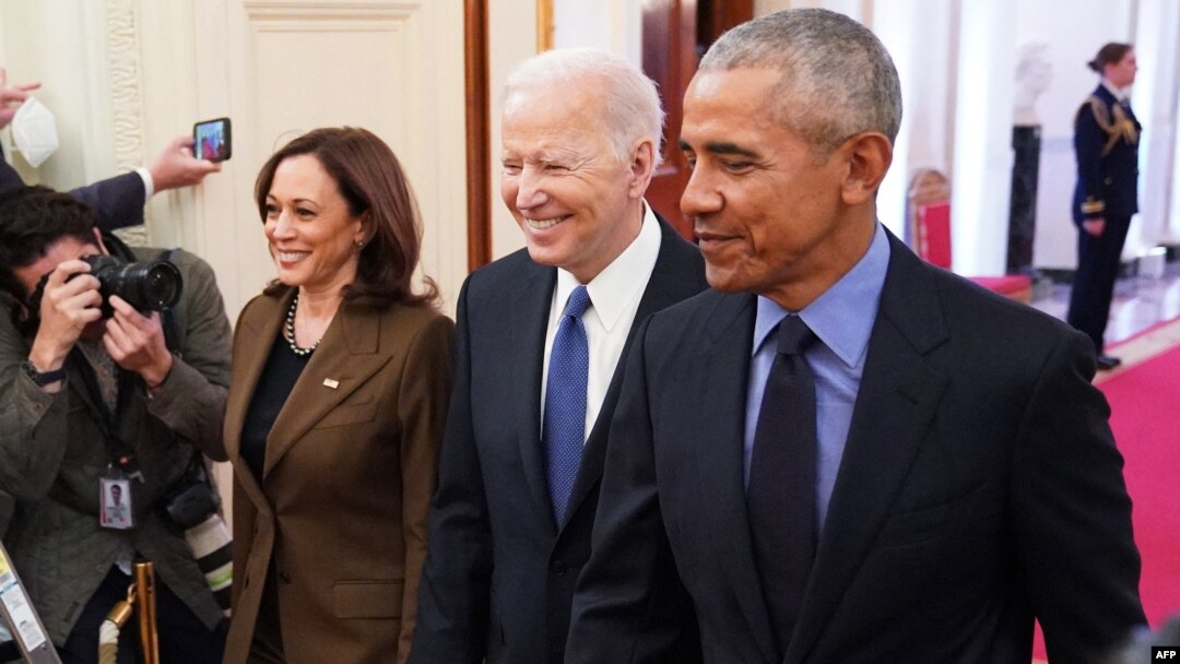 Mokonzi ya kala ya Etats-Unis Barack Obama (D) na Maison Blanch elongo na Joe Biden (C) mokonzi ya sika na vice-président Kamala Harris (G). Washington 5 avril 2022.