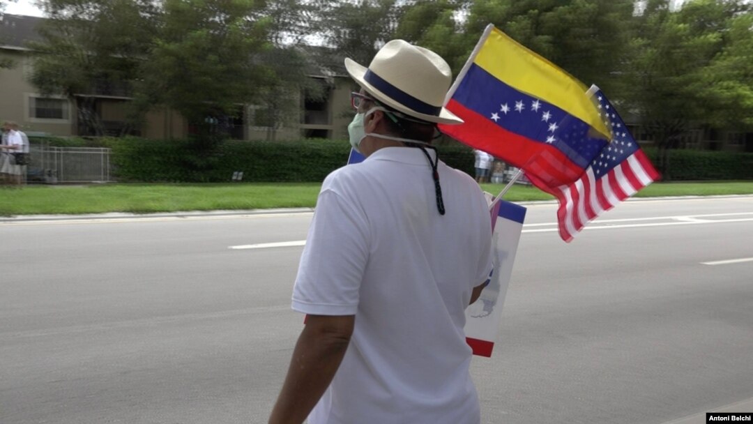 Un residente venezolano ondea la bandera estadounidense y venezolana en un acto de campaña a favor de Joe Biden en Miami, Florida. [Foto: Antoni Belchi/VOA]
