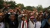 ፎቶ ፋይል፡ በኢሬቻ በዓል ላይ ተሳታፊዎች የተቃውሞ ምልክት ሲያሳዩ