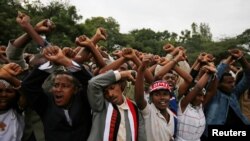 ፎቶ ፋይል፡ በኢሬቻ በዓል ላይ ተሳታፊዎች የተቃውሞ ምልክት ሲያሳዩ