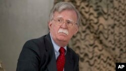 존 볼튼 백악관 국가안보회의(NSC) 보좌관이 지난달 이라크 바그다그 인근 알아사드 공군기지를 도널드 트럼프 대통령과 방문해 회의를 하고 있다.
