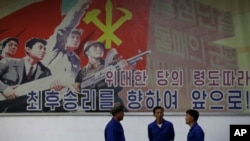 지난달 5월 북한 평양 326 전선공장 벽에 대형 선전 포스터가 걸려 있다. (자료사진)