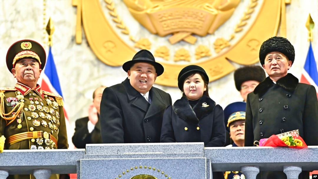 지난 8일 평양에서 열린 인민군 창건 75주년 열병식에 김정은 국무위원장이 딸과 함께 참석한 사진을 관영매체들이 공개했다.