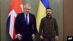 بوریس جانسن، صدراعظم بریتانیا، هنگام ملاقات با ولادمیر زیلینسکی، رییس جمهور اوکراین، در کیف نهم اپریل ۲۰۲۲