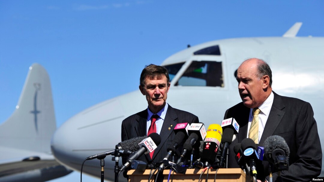 Australia's Minister of Defence David Johnston and Angus Houston (L), a retired air chief marshal and head of the Australian agency coordinating the search for Malaysia Airlines Flight MH370, address the media at the RAAF Base Pearce near Perth, April 8, 