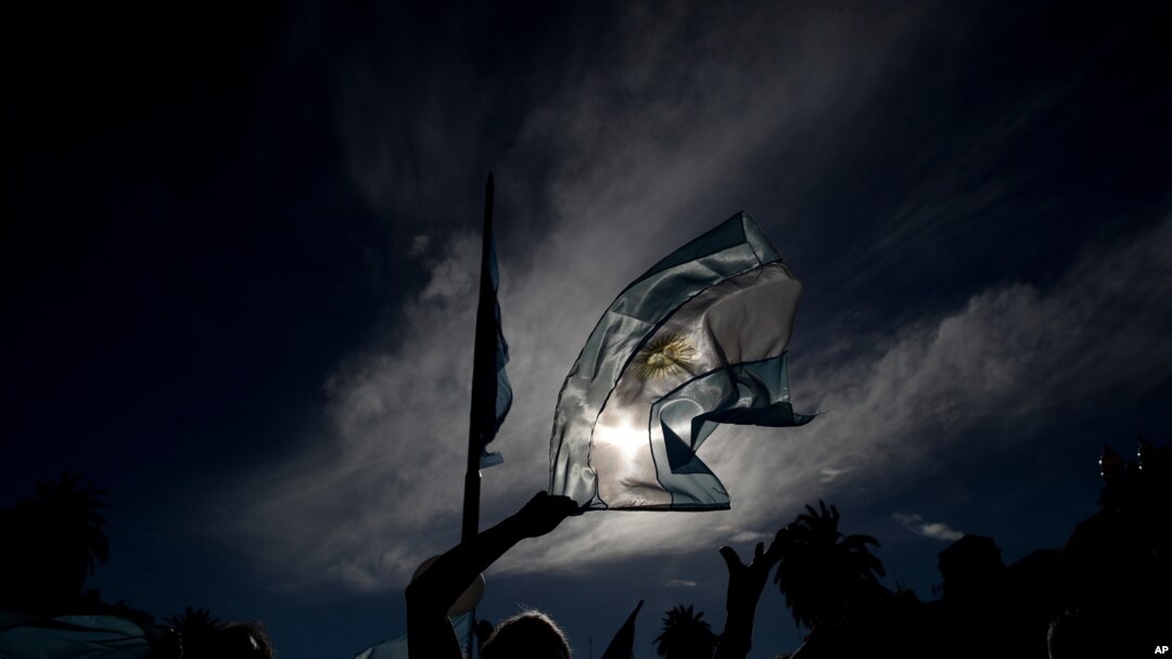 Un manifestante ondea una bandera nacional durante una protesta por el manejo de las vacunas COVID-19, en Buenos Aires, Argentina. Febrero 27, 2021. Foto: AP.