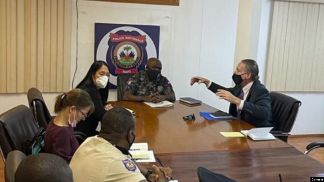 Enviado de EE.UU. a Haití, Daniel Foote, se reúne con jefe de la policía Leon Charles. [Foto tomada de la cuenta de Twitter de la Policía Nacional, publicada el 24 de julio de 2021.