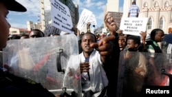 Somali nationals demonstrate outside Parliament in Cape Town against recent xenophobic attacks, (File photo).