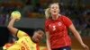  Natalia Bernardo (ANG) com a bola e Emilie Hegh Arntzen (NOR) no jogo Angola vs Noruega. (Arquivo)