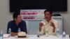 西藏流亡政府議會議長邊巴次仁(右)在華盛頓與華人學生學者面對面交流（2015年7月24日 美國之音莫雨拍攝）