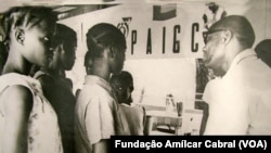Amílcar Cabral com crianças