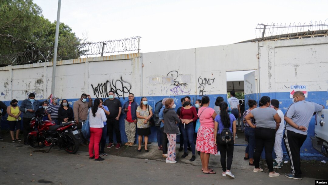 Varias personas hacen cola afuera de una escuela utilizada como mesa de votación para emitir su voto durante las elecciones presidenciales del país en Managua, Nicaragua, el 7 de noviembre de 2021. REUTERS 