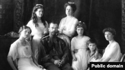 Nicholas II of Russia with the family (left to right): Olga, Maria, Nicholas II, Alexandra Fyodorovna, Anastasia, Alexei, and Tatiana in1913.