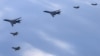 지난해 2월 한국 서해 상공에서 열린 미한 연합공중훈련에 미 공군 B-1B 전략폭격기(가운데)와 F-22 전투기(아래), 한국군 F-35 전투기가 참가했다. (자료사진)
