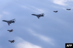 지난 2월 한국 서해 상공에서 실시된 2023년 첫 미한 연합공중훈련에 미군 B-1B 전략폭격기(가운데)와 F-22 전투기(아래), 한국군 F-35 전투기가 편대비행하고 있다.