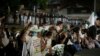 Seguidores del líder opositor y gobernador de Santa Cruz Luis Fernando Camacho se arrodillan durante una protesta en una barricada en Santa Cruz, Bolivia, el 3 de enero de 2023.