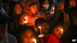 2023年1月27日，人们举行社区守夜活动，悼念本周早些时候在加利福尼亚州半月湾枪击事件的遇难者。
