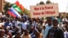 ፎቶ ፋይል - የቡርኪና ፋሶ ተቃዋሚዎች የፈረንሳይ ጦር ከአገራችን እንዲወጣ የሚጠይቅ መፈክር ይዘው፤ በዋጋዱጉ፣ ቡርኪናፋሶ
