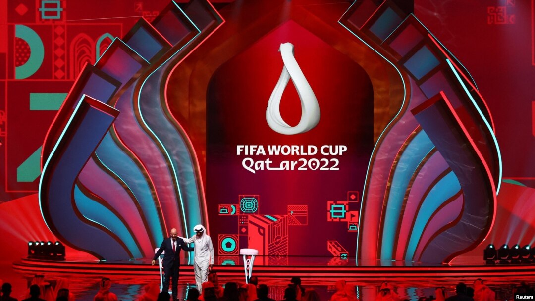 El presidente de la FIFA, Gianni Infantino, y el emir de Qatar, Sheikh Tamim bin Hamad al-Thani, durante el sorteo en Doha, el 1 de abril de 2022..