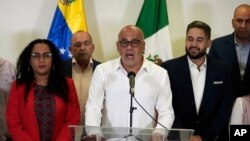ARCHIVO - Jorge Rodríguez, de la delegación del gobierno venezolano, habla con los medios al llegar al Aeropuerto Internacional Benito Juárez en la Ciudad de México, el 25 de noviembre de 2022. 