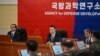 윤석열(가운데) 한국 대통령이 지난해 12월 대전 국방과학연구소를 방문해 발언하고 있다. 왼쪽은 김성한 국가안보실장, 오른쪽은 이종섭 국방장관. (자료사진)