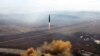 북한 조선중앙통신이 지난해 11월 공개한 대륙간탄도미사일(ICBM) 발사 장면 (자료사진)