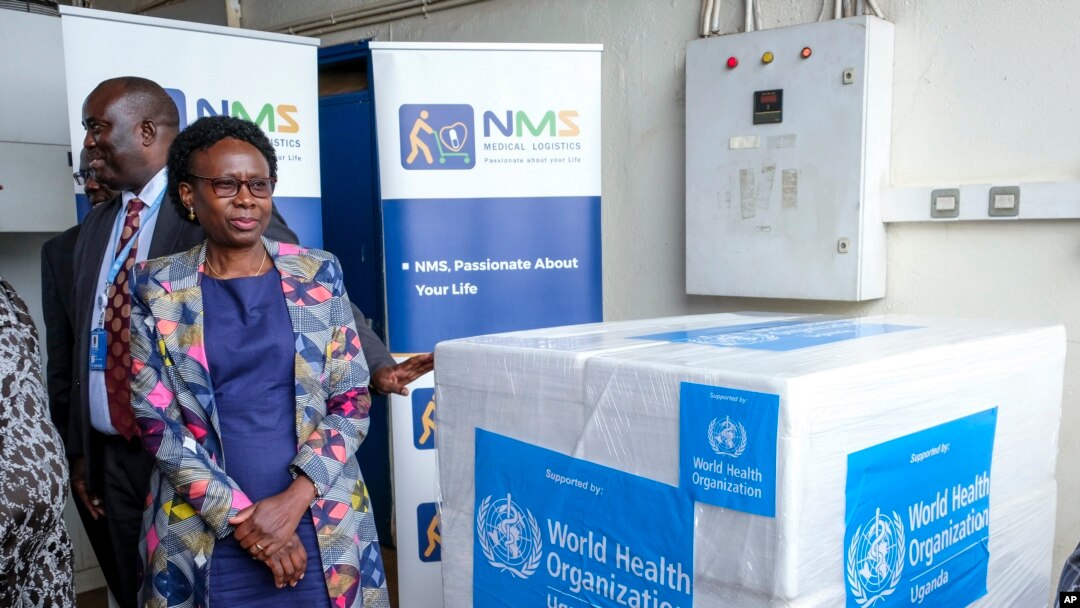 Waziri wa Afya wa Uganda Jane Ruth Aceng akipokea masanduku ya chanjo ya Ebola ya aina ya virusi vya Sudan, Entebbe, Uganda, Dec. 8, 2022. 