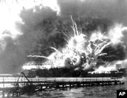 ARCHIVO - En esta fotografía proporcionada por la Marina de EEUU, el destructor USS Shaw explota después de ser alcanzado por bombas durante el ataque japonés a Pearl Harbor, Hawái, el 7 de diciembre de 1941.