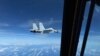 中国一架J-11战斗机在南中国海上空拦截一架美国空军RC-135飞机。（2022年12月21日）