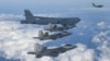 미 공군 B-52H 전략폭격기(가운데)와 C-17 수송기(오른쪽 위), F-22 전투기가 20일 한반도 상공에서 연합훈련에 참가했다.